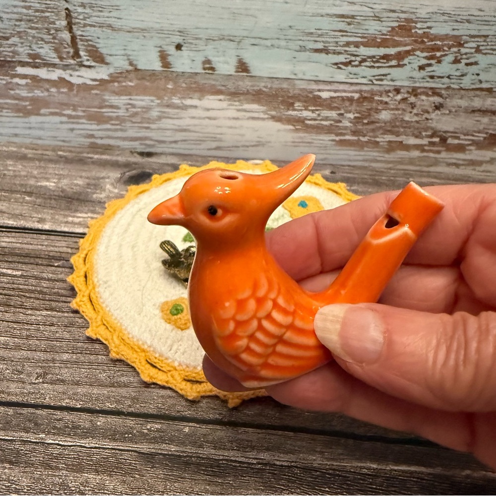 Ceramic orange bird water whistle w/mini brass bird vintage crocheted pot holder - Picture 3 of 7